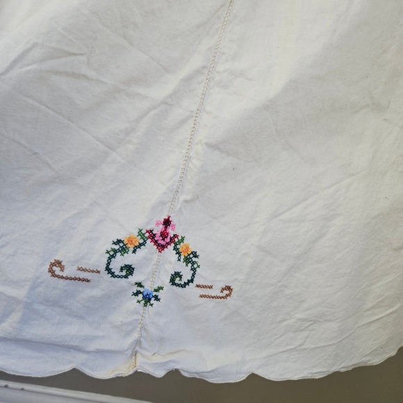 Vintage Embroidered Oval Tablecloth Ivory Cross Stitch Florals - Picture 5 of 12